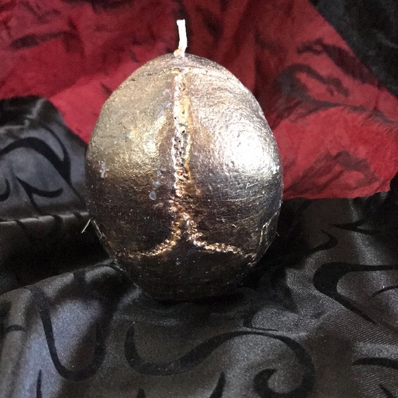 Skull candle grey wax with a gold leaf finish. Goth decor Halloween candle skull - Picture 3 of 7